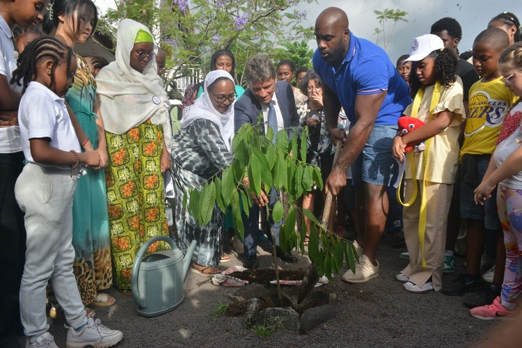 image Teddy Riner en visite à Moroni